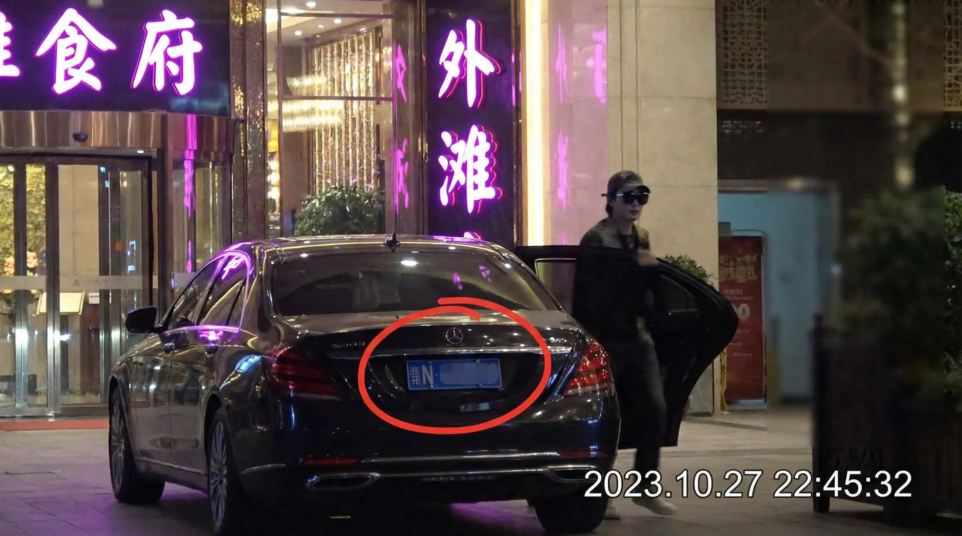 黑料吃瓜官网_黑料吃瓜官网实时更新 | 自媒体视角黑料吃瓜官网精选 - 豪车餐厅外被拍